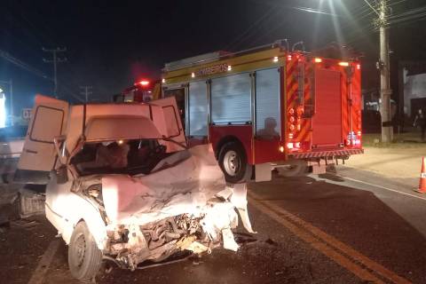 Fotos: colisão frontal entre dois carros deixa homens feridos na SC-445