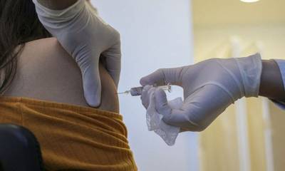 Pfizer e BioNTech dizem que sua vacina contra covid-19 é 90% eficaz