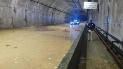 BR-101: deslizamento de terra provoca interdição de uma das faixas no túnel do Morro do Boi