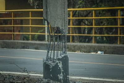 Poste de concreto para câmera de monitoramento de rio é quebrado em Criciúma