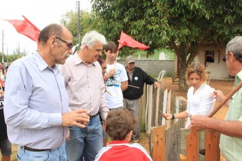 Bairro Mirassol recebe caminhada de Décio e Lino