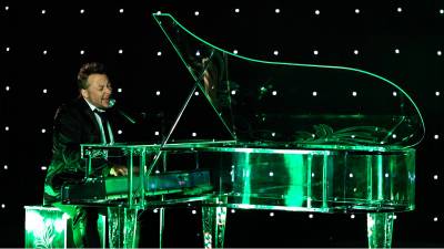 Pianista faz apresentação na Lebes do Nações Shopping
