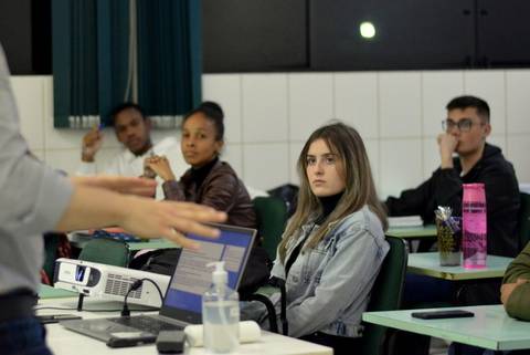 Unibave abre inscrições para o programa 'Vem Comigo' e oferece descontos por indicação 