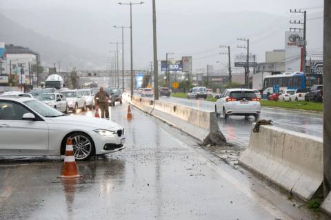 Chuva volumosa provoca alagamentos em Santa Catarina e causa transtornos