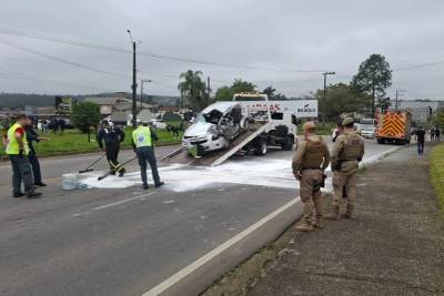 Video: Homem fica ferido em colisão entre carro e caminhão em Criciúma
