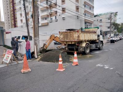 Prefeitura trabalha para solucionar vazamento de esgoto na rua João Cechinel