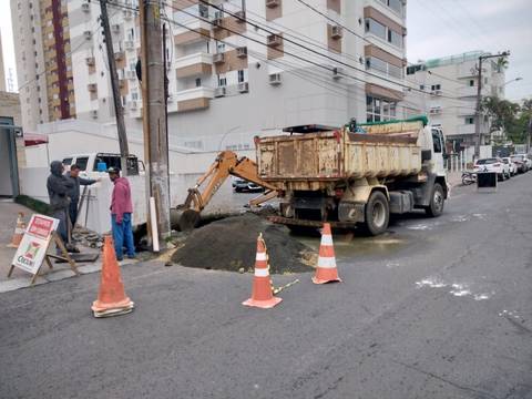 Prefeitura trabalha para solucionar vazamento de esgoto na rua João Cechinel