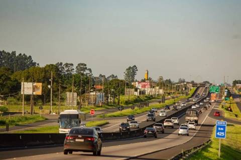 Mias de 600 mil veículos devem passar pela BR-101 no feriadão; saiba os melhores horários para viajar