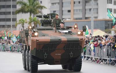 Em Florianópolis, governador em exercício acompanha o desfile de 7 de setembro
