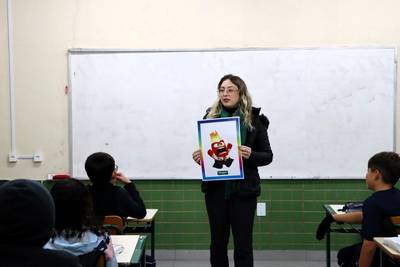 Alunos aprendem sobre emoções com 'Divertida Mente' em programa da Unimed Criciúma
