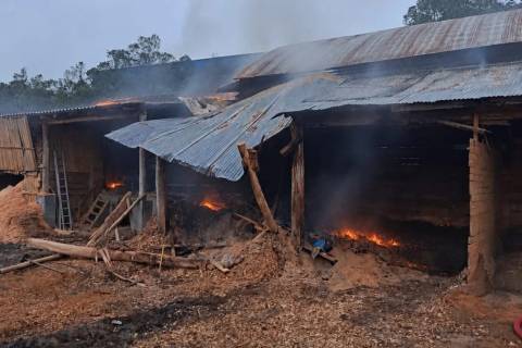 Bombeiros utilizam 6 mil litros de água para combater incêndio em madeireira