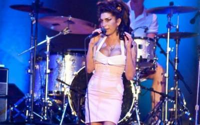 Trajetória de Amy Winehouse tem fim aos 27 anos 