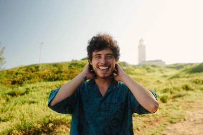 Beto Cardoso resgata single escrito em 2010 e lança com nova proposta