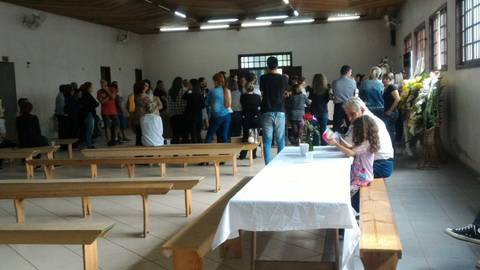 Familiares e amigos se despedem de Cinara e Nicolas Pavan