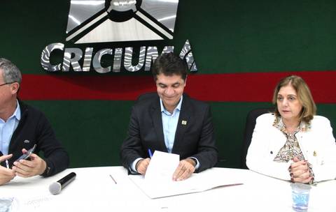 Governo Municipal sanciona lei com aumento salarial aos agentes de saúde