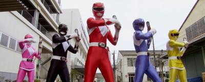 Power Rangers economiza nos efeitos, mas convence os fãs da saga