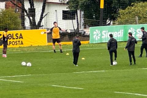 Goleiro do Criciúma retorna aos treinos, mas faz trabalho separado