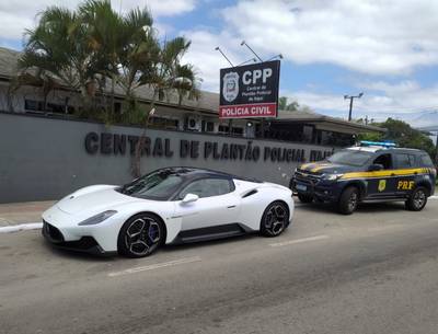 Homem com CNH suspensa é flagrado dirigindo carro superesportivo com placas escondidas na BR-101