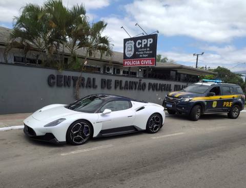 Homem com CNH suspensa é flagrado dirigindo carro superesportivo com placas escondidas na BR-101