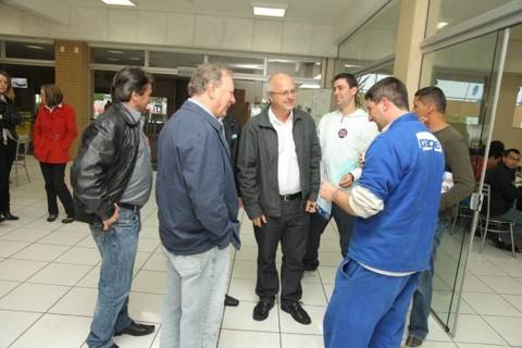 Dilnei e Sasso levam seu plano de governo para funcionários do ramo metal-mecânico