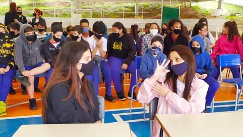 Alunas surdas do Colegião apresentam teatro na Escola Padre Bertero