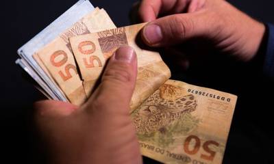 Risco de perdas no salário mínimo recompõe narrativa econômica de Lula na disputa 2022