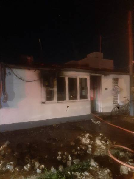 Bombeiros controlam incêndio em residência de Passo de Torres