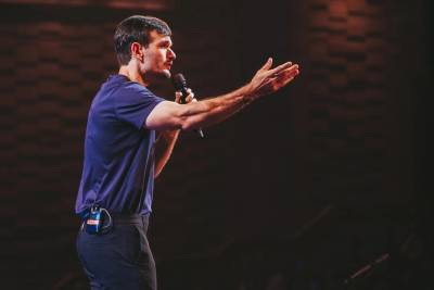 Padre Patrick apresenta espetáculo de stand-up no Teatro Elias Angeloni