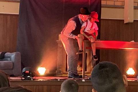Pinóquio: peça teatral encantou alunos da Escola Alda Brognoli Marcon, em Urussanga 