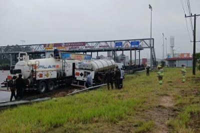 Caminhão transportando gel de nitrato de amônia sai da pista na BR-101
