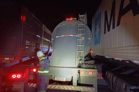 Caminhão com placas de Tubarão se envolve em acidente com morte na BR-101