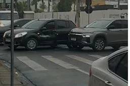 Colisão entre dois carros é registrada em cruzamento na área central de Criciúma