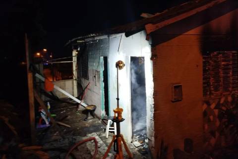 Residência é parcialmente destruída por incêndio em Turvo