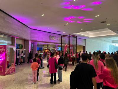 Muito rosa e nostalgia: fãs lotam salas de cinema em estreia de 'Barbie' em Criciúma 