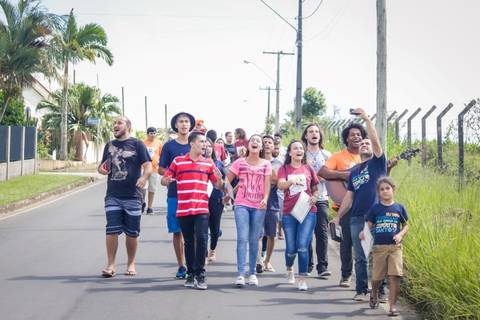 Jovens realizam evangelização na Praça Nereu Ramos