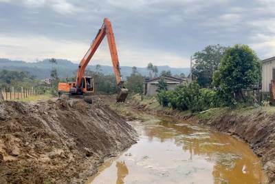 Criciúma limpa mais de 20 quilômetros de rios na preparação para efeitos do El Niño