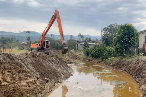 Criciúma limpa mais de 20 quilômetros de rios na preparação para efeitos do El Niño