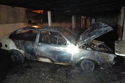 Carro é destruído após ser atingido por incêndio em Morro da Fumaça