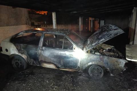 Carro é destruído após ser atingido por incêndio em Morro da Fumaça
