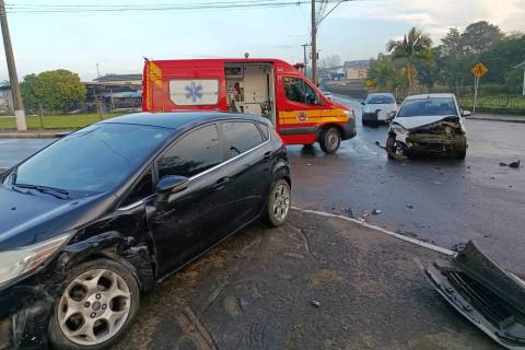 Automóveis colidem em cruzamento do bairro Linha Batista, em Criciúma