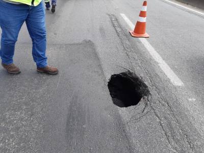 Santa Catarina: asfalto cede e abre buraco em uma das pistas da BR-101 em São José 