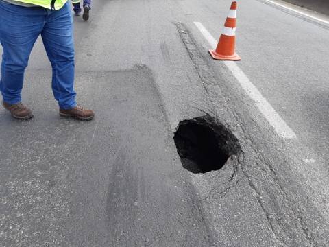 Santa Catarina: asfalto cede e abre buraco em uma das pistas da BR-101 em São José 