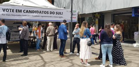 Na Praça Nereu Ramos, entidades reforçam campanha 'Vote em Candidatos do Sul'