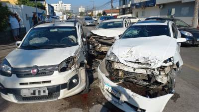 Tubarão: três carros colidem em cruzamento no bairro Revoredo