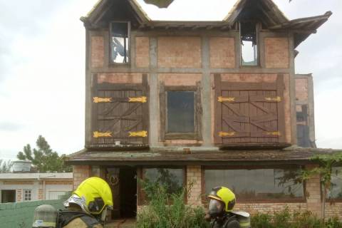 Residência é atingida por incêndio em Laguna