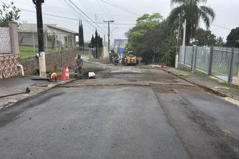 Vídeo: rua é interditada para pavimentação e exige atenção redobrada dos motoristas em Criciúma