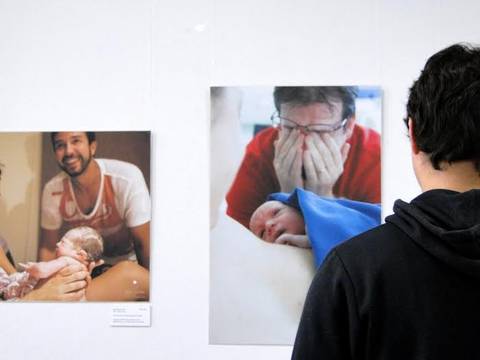 Exposição traz fotografias do nascimento de bebês para a Unesc