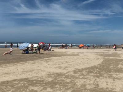 Banhistas aproveitam sábado de sol na beira-mar em Balneário Rincão