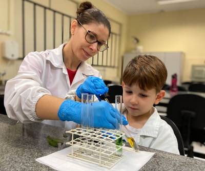 Alunos da Educação Infantil do Colégio Satc viram cientistas por um dia