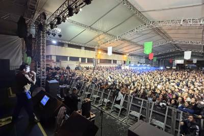 Felipe Araújo emociona multidão e abre a Maggiofest em grande estilo; veja fotos